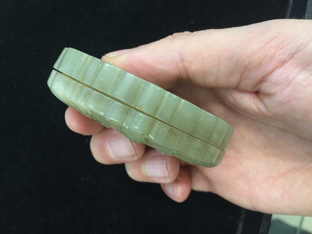 A CHINESE CELADON JADE 'ELEPHANT' BOX AND COVER 青玉雕象紋蓋盒 - Image 5 of 10