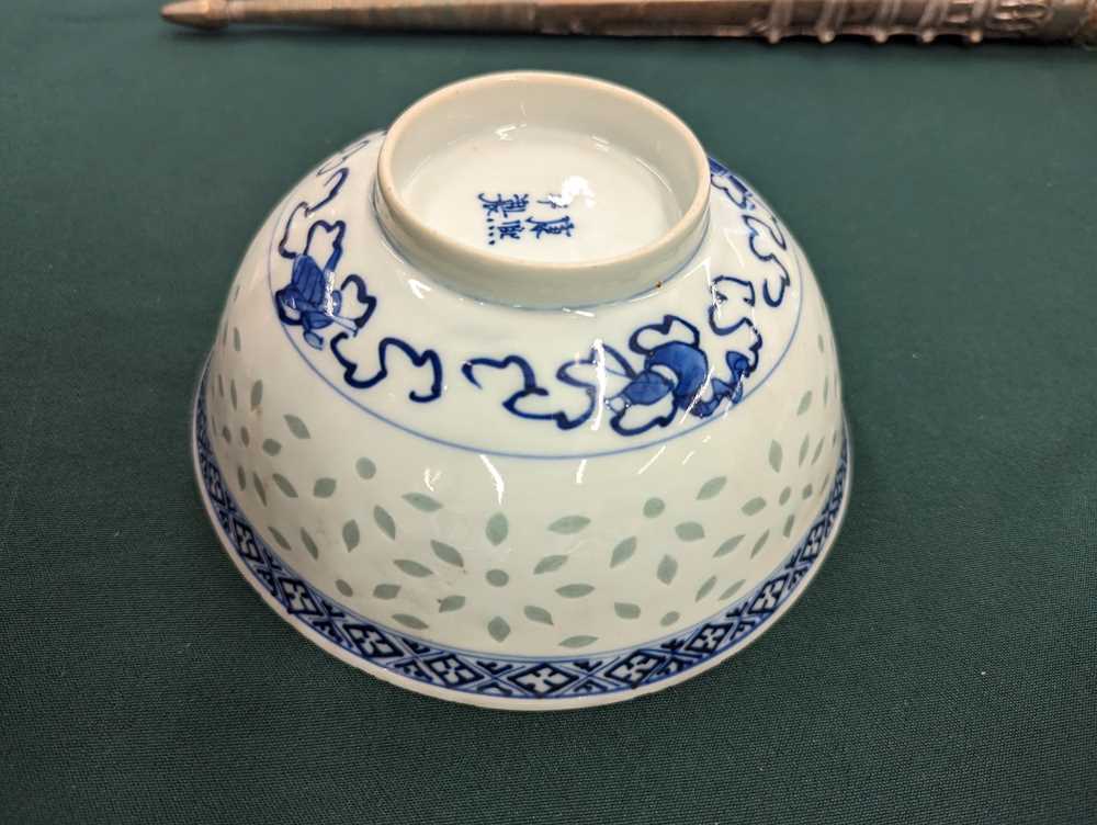 A CHINESE BLUE AND WHITE 'RICE GRAIN' BOWL 清十九世紀晚期 青花玲瓏瓷盌 - Image 11 of 11