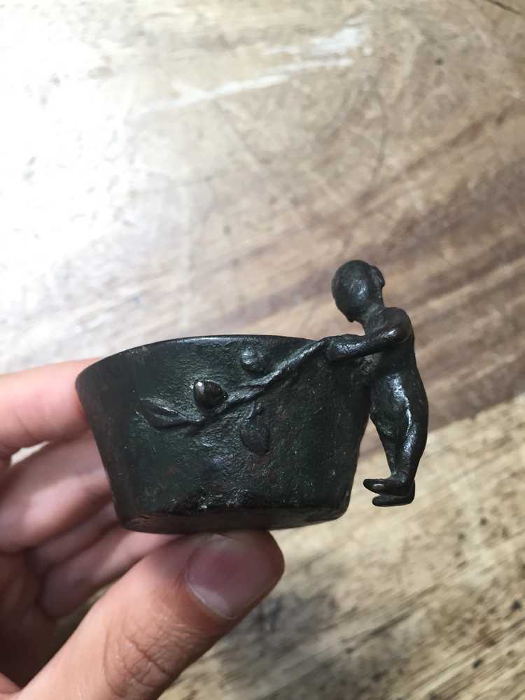 A CHINESE BRONZE 'BOY' CUP 宋 銅童子盃 - Image 2 of 7