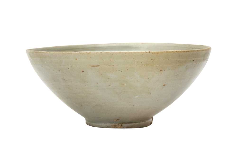 A CHINESE CELADON-GLAZED BOWL 明 青釉盌 - Image 2 of 2