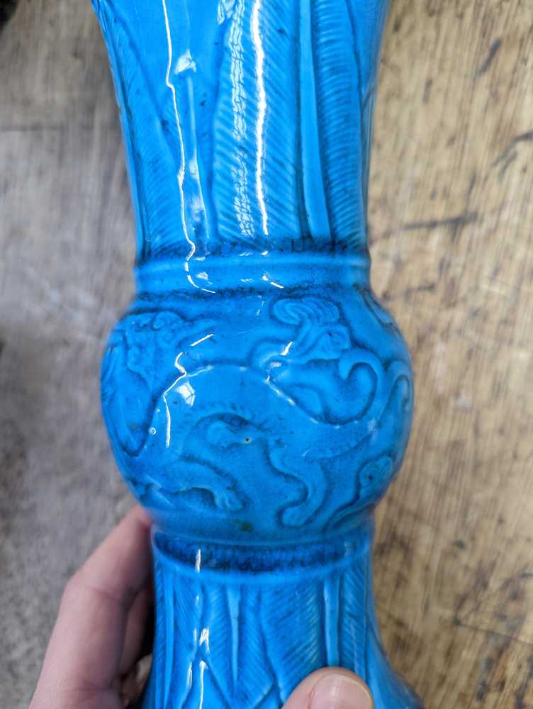 A CHINESE TURQUOISE-GLAZED 'DRAGON AND LINGZHI' VASE, GU 民國時期 孔雀藍釉暗刻龍紋觚 - Image 11 of 14