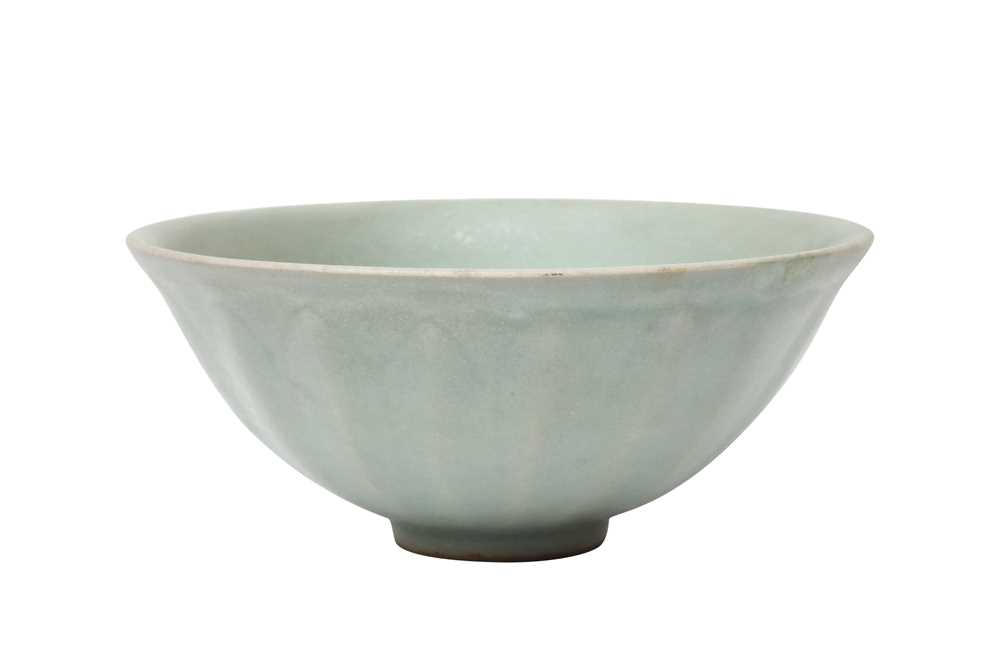 A CHINESE LONGQUAN CELADON 'LOTUS PETAL' BOWL 南宋或元 龍泉青釉蓮瓣盌