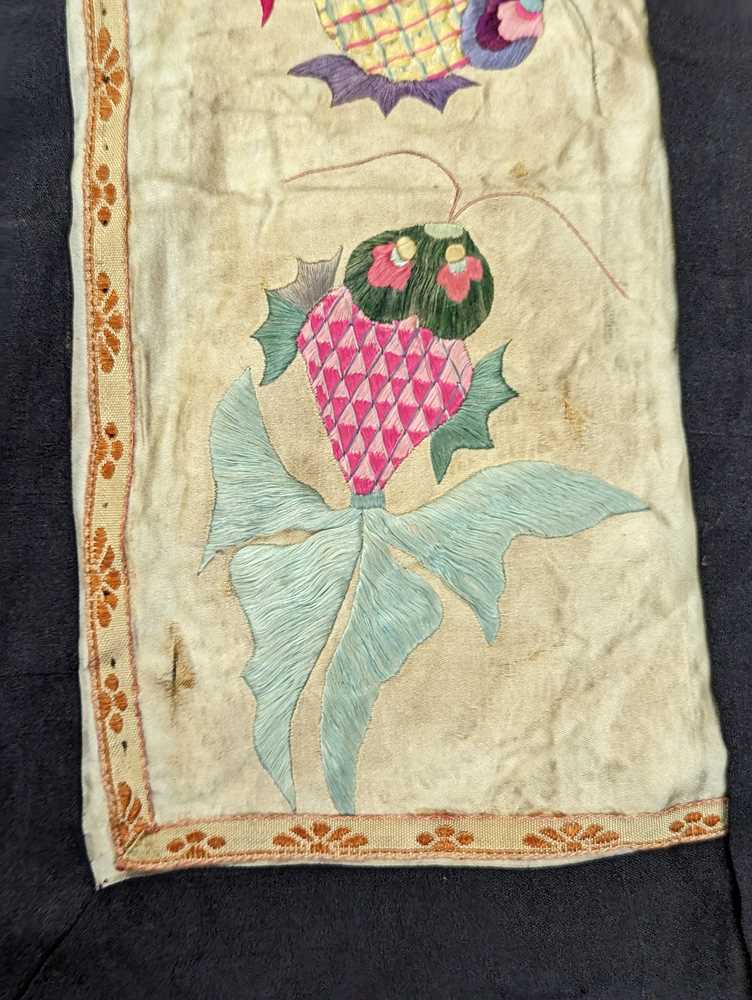 A CHINESE EMBROIDERED SILK WALL HANGING 刺繡壁掛 - Image 10 of 12