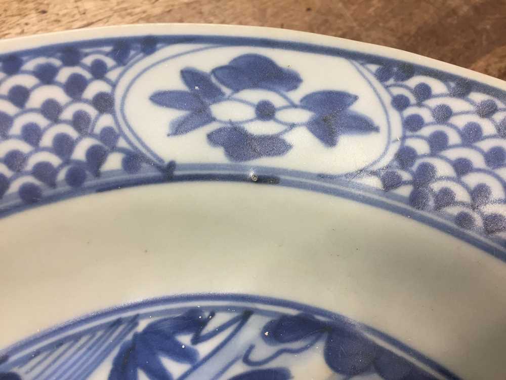 A CHINESE SWATOW BLUE AND WHITE 'PHOENIX' DISH 明 漳州青花鳳紋盤 - Image 6 of 10