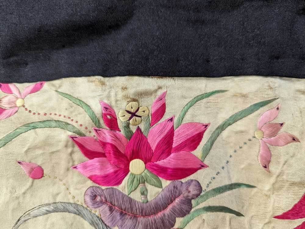 A CHINESE EMBROIDERED SILK WALL HANGING 刺繡壁掛 - Image 9 of 12