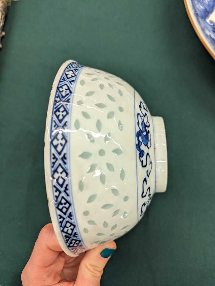 A CHINESE BLUE AND WHITE 'RICE GRAIN' BOWL 清十九世紀晚期 青花玲瓏瓷盌 - Image 4 of 11