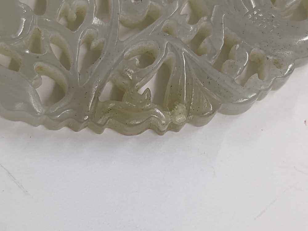 A CHINESE PALE-CELADON JADE RETICULATED 'FU' PLAQUE 青白玉雕「福」牌飾 - Image 8 of 9