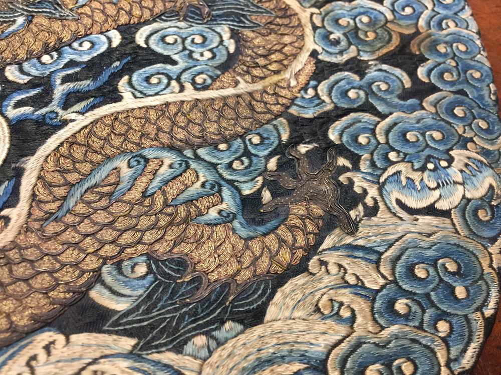 A CHINESE SILK EMBROIDERED MIDNIGHT-BLUE 'DRAGON' ROUNDEL, BUZI 清咸豐 絲繡龍紋補子 - Image 16 of 16