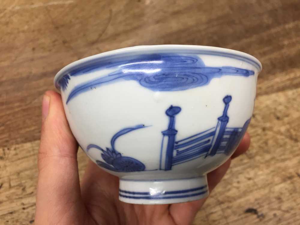 A SMALL CHINESE BLUE AND WHITE 'CASSIA' BOWL 晚明 青花加官晉爵圖盌 《大明宣德年製》款 - Image 7 of 17