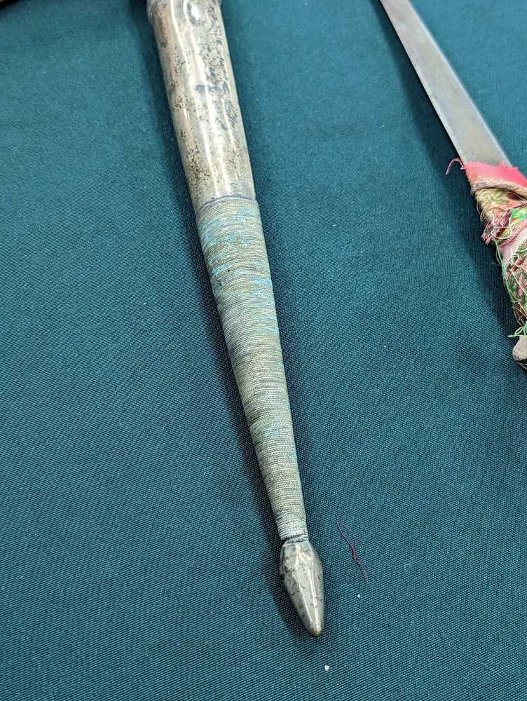 λ A TIBETAN BONE-HANDLED DAGGER AND SCABBARD 十九世紀 骨柄匕首 - Image 9 of 15