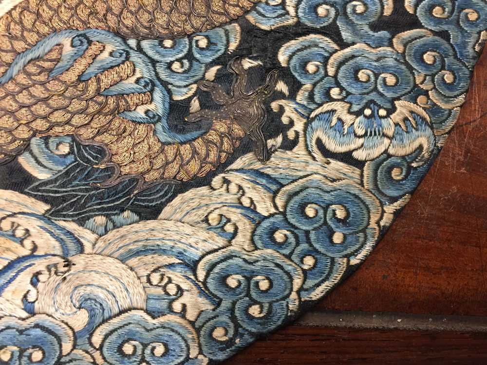 A CHINESE SILK EMBROIDERED MIDNIGHT-BLUE 'DRAGON' ROUNDEL, BUZI 清咸豐 絲繡龍紋補子 - Image 7 of 16