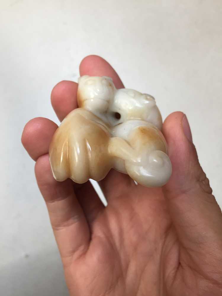 A CHINESE CREAM JADE 'CATS' CARVING 清 白玉雕貓 - Image 4 of 10