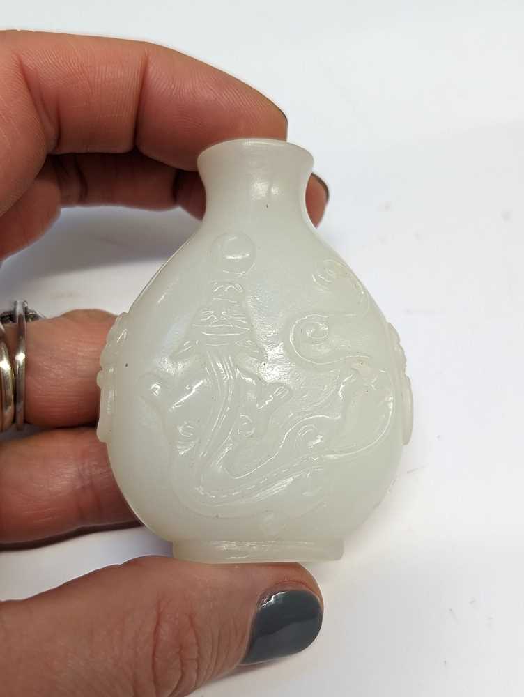 λ A CHINESE PEKING GLASS 'CHILONG' SNUFF BOTTLE 二十世紀 套料螭龍紋鼻煙壺 - Image 4 of 11