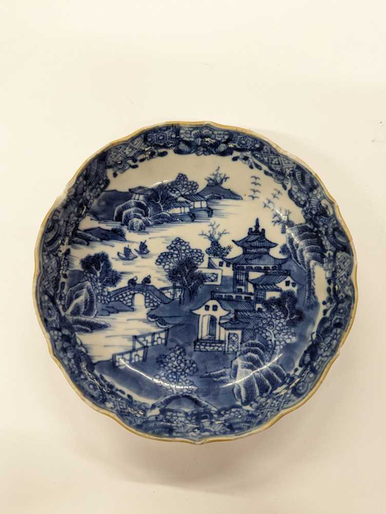 A GROUP OF CHINESE CUPS AND DISHES 清至二十世紀 各式盃及盌一組 - Image 4 of 67