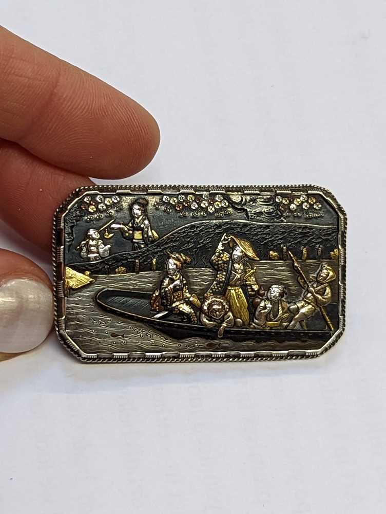 A JAPANESE SILVER AND SHAKUDO BROOCH - Image 4 of 6