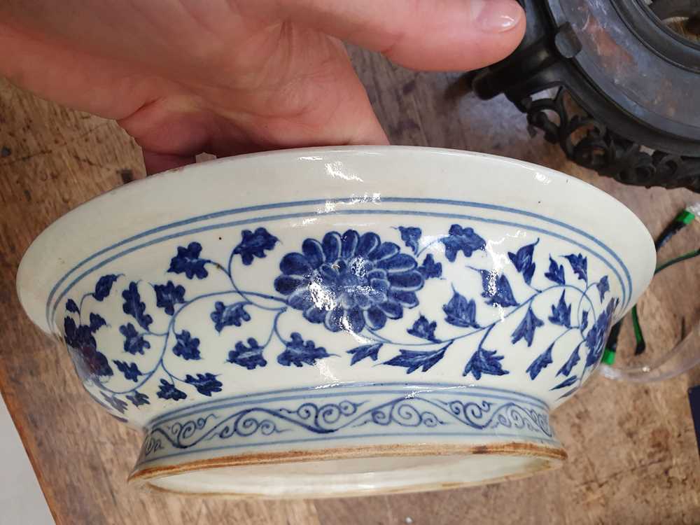 A CHINESE BLUE AND WHITE 'FLOWERS' DISH 清十九世紀 青花繪花卉圖紋碟連木座 - Image 9 of 12