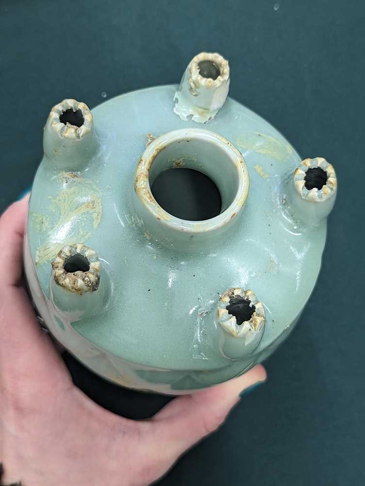 A CHINESE CELADON-GLAZED FLOWER VASE 晚清 青釉花瓶 - Image 4 of 9