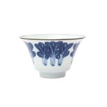 A CHINESE BLUE AND WHITE 'CABBAGE' CUP FOR THE VIETNAMESE MARKET 十八或十九世紀 外銷安南青花白菜盃