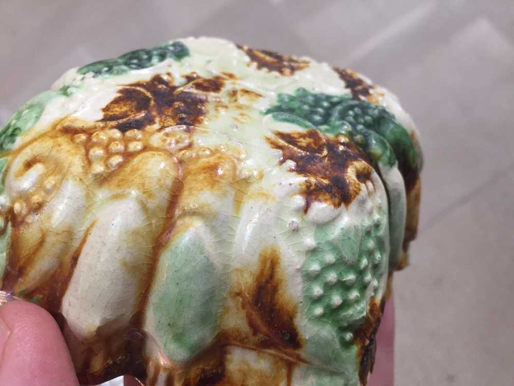 A CHINESE SANCAI-GLAZED MOULDED POTTERY CUP 唐或後期 三彩陶盃 - Image 10 of 13