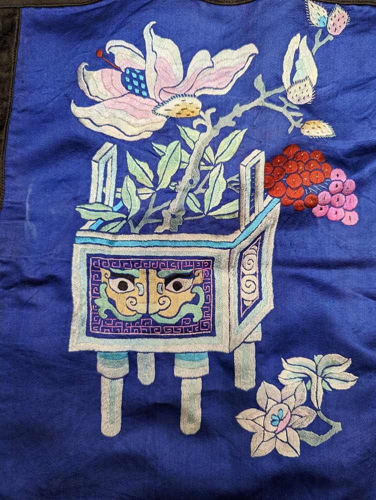 A LARGE CHINESE SILK EMBROIDERED 'BUDDHIST' HANGING 民國時期 刺繡仙人壁掛 - Image 9 of 20