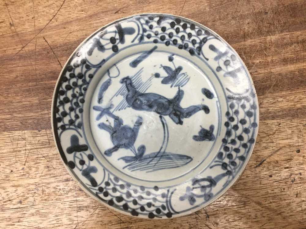 TWO CHINESE BLUE AND WHITE DISHES 明 青花花卉紋盤兩件 - Image 3 of 13