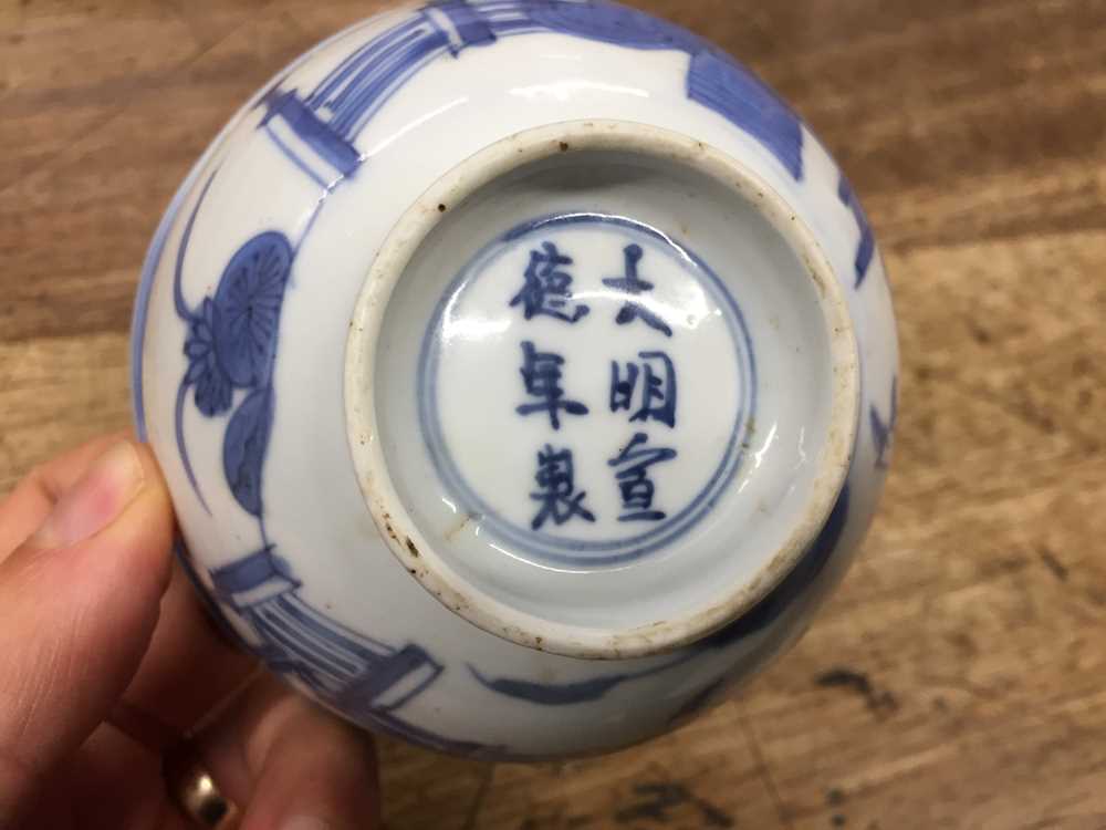 A SMALL CHINESE BLUE AND WHITE 'CASSIA' BOWL 晚明 青花加官晉爵圖盌 《大明宣德年製》款 - Image 8 of 17