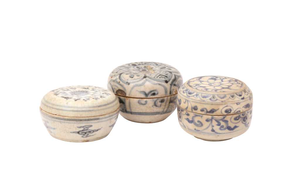 A GROUP OF THREE CHINESE BLUE AND WHITE BOXES AND COVERS 明 青花蓋盒一組三件