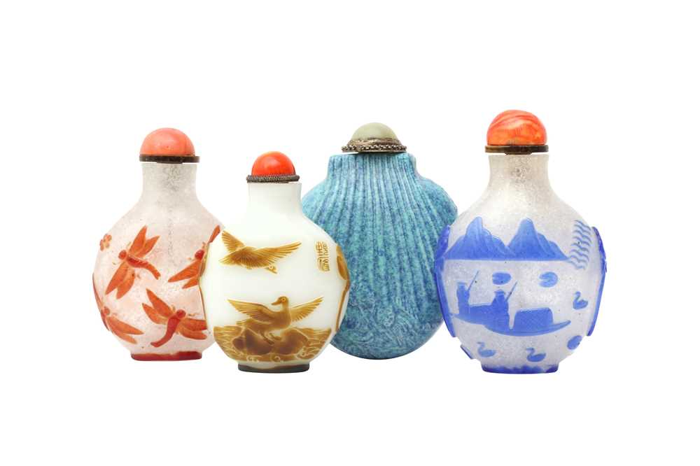 THREE CHINESE PEKING GLASS SNUFF BOTTLES AND A PORCELAIN SNUFF BOTTLE 二十世紀 套料鼻煙壺兩件及瓷鼻煙壺一件