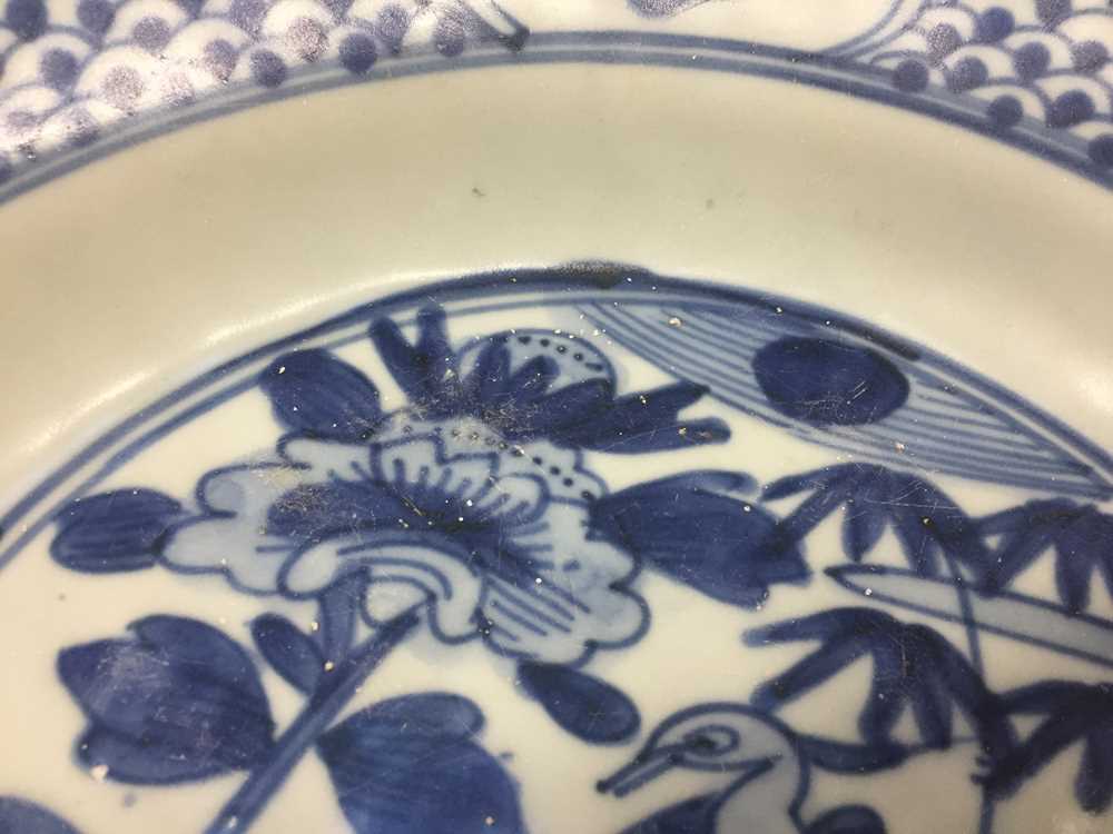 A CHINESE SWATOW BLUE AND WHITE 'PHOENIX' DISH 明 漳州青花鳳紋盤 - Image 3 of 10