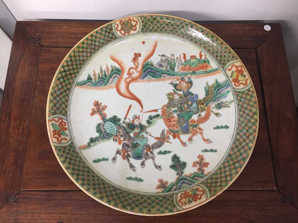 A CHINESE FAMILLE-VERTE 'WARRIORS' DISH 清十九世紀 五彩刀馬人物故事圖盤 - Image 3 of 9