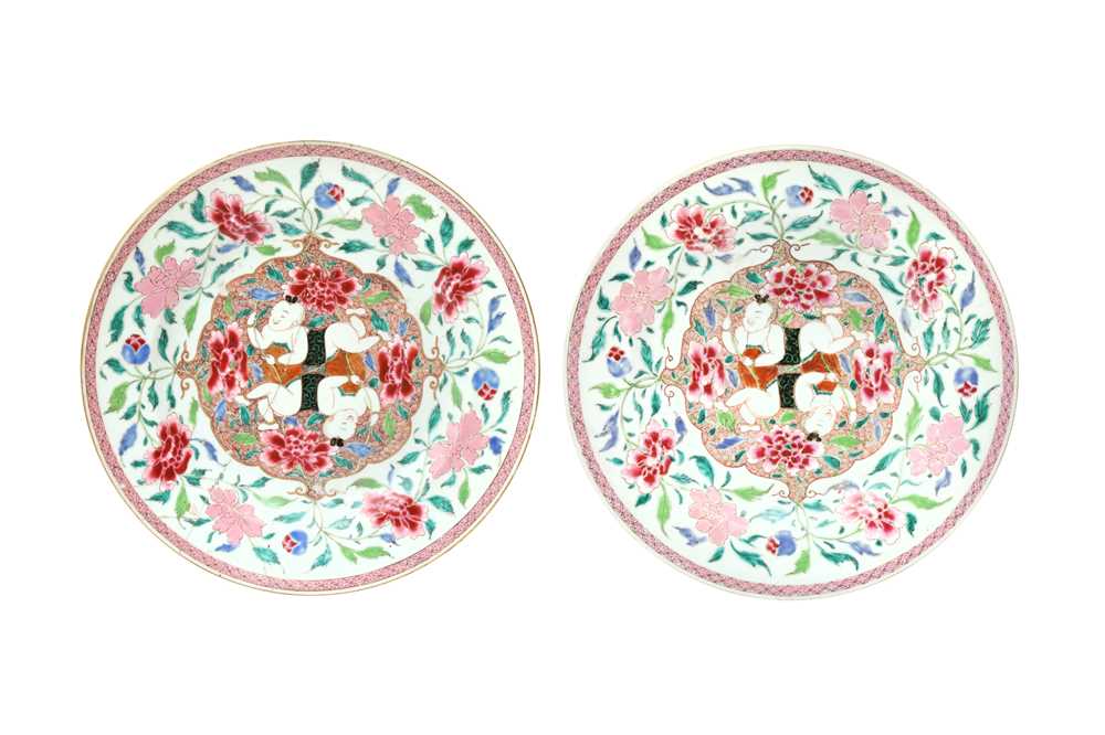 A PAIR OF CHINESE FAMILLE-ROSE 'HEHE ERXIAN' DISHES 清雍正 粉彩和合二仙圖盤一對