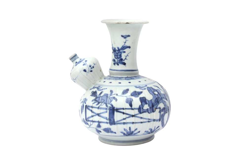 A CHINESE BLUE AND WHITE KENDI 明 青花花卉紋君持 - Image 2 of 2