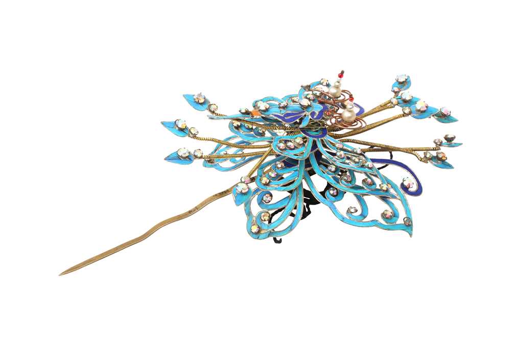 λ A CHINESE GILT-METAL AND KINGFISHER-FEATHER 'BUTTERFLY' HAIRPIN, DIANCUI 點翠蝶形髮簪 - Image 2 of 15