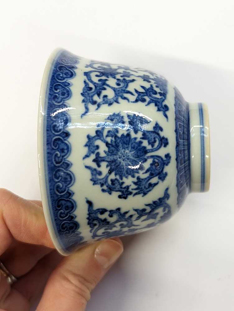 A CHINESE BLUE AND WHITE 'LOTUS' CUP 青花纏枝蓮紋杯 《大清乾隆年製》款 - Image 3 of 8