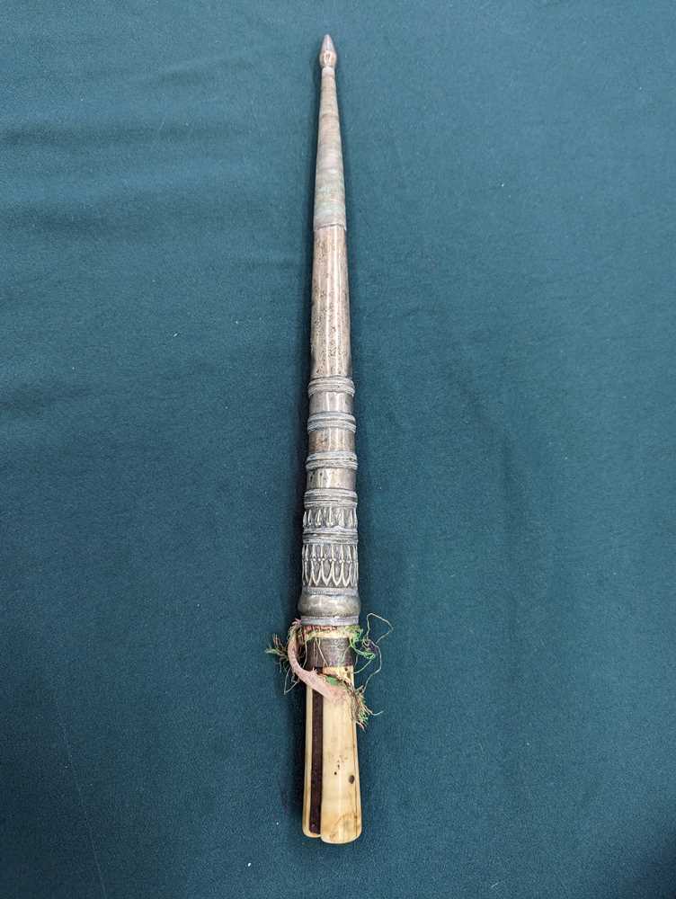 λ A TIBETAN BONE-HANDLED DAGGER AND SCABBARD 十九世紀 骨柄匕首 - Image 3 of 15