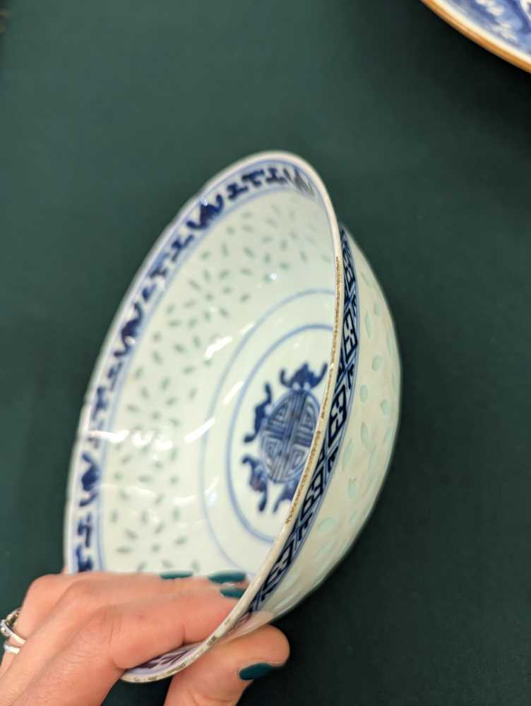 A CHINESE BLUE AND WHITE 'RICE GRAIN' BOWL 清十九世紀晚期 青花玲瓏瓷盌 - Image 6 of 11