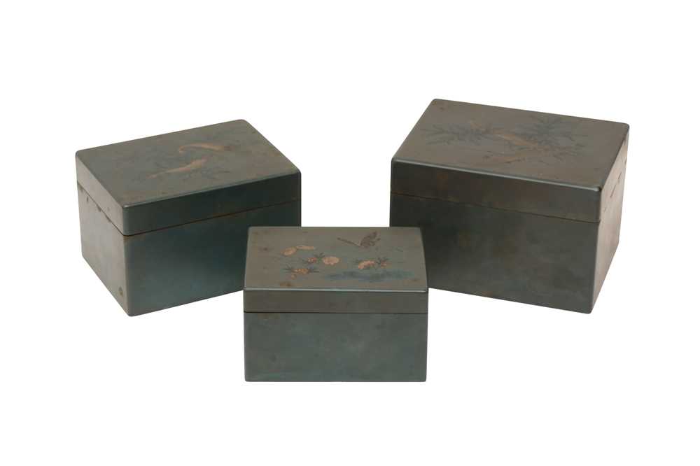 A SET OF THREE FUZHOU LACQUER BOXES AND COVERS 十九或二十世紀 綠漆蓋盒一組三件