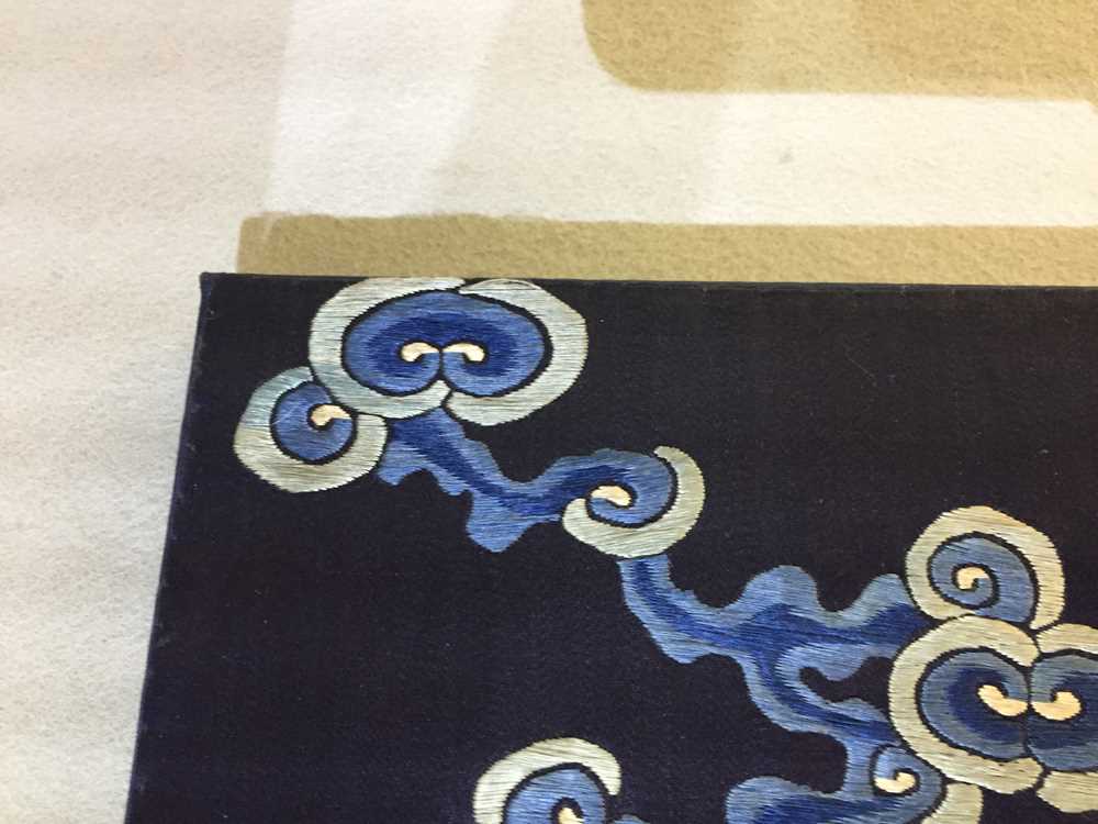 A PAIR OF CHINESE SILK EMBROIDERED 'WUFU SHOU' PANELS 清十九世紀中期 絲繡五福壽紋屏一對 - Image 15 of 15