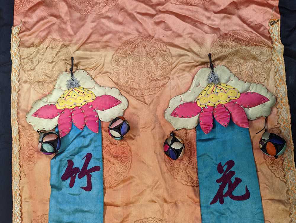 A CHINESE EMBROIDERED SILK WALL HANGING 刺繡壁掛 - Image 3 of 12