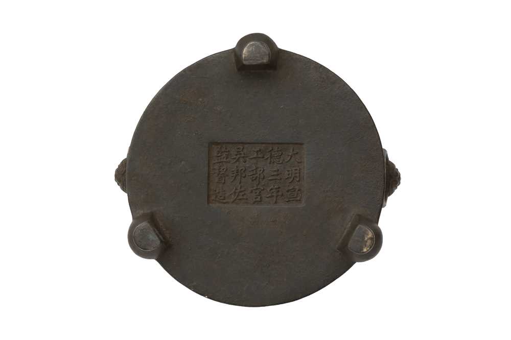 A CHINESE BRONZE INCENSE BURNER 清十九或二十世紀 銅獅首耳爐三足爐 - Image 3 of 3