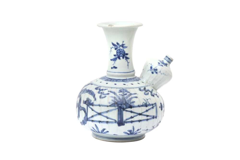 A CHINESE BLUE AND WHITE KENDI 明 青花花卉紋君持