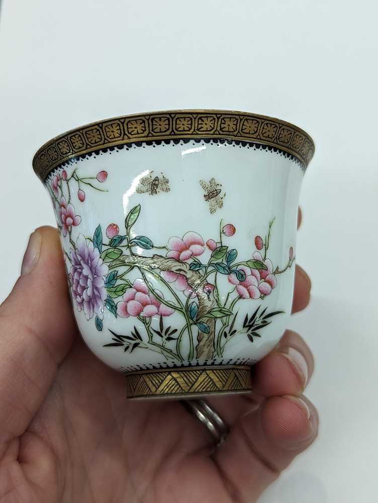 A GROUP OF TWO CHINESE FAMILLE-ROSE CUPS AND TWO SMALL BOWLS 民國時期 約一九二零至一九四零年 粉彩盃兩件及小盌兩件 《江西瓷業公司》款 - Image 13 of 26