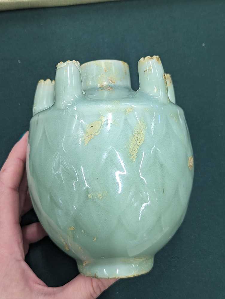 A CHINESE CELADON-GLAZED FLOWER VASE 晚清 青釉花瓶 - Image 6 of 9