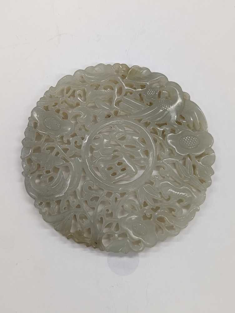 A CHINESE PALE-CELADON JADE RETICULATED 'FU' PLAQUE 青白玉雕「福」牌飾 - Image 2 of 9