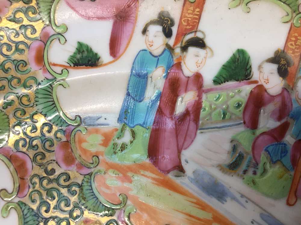 TWO CHINESE CANTON FAMILLE-ROSE DISHES 晚清 廣彩人物圖盤兩件 - Image 9 of 19
