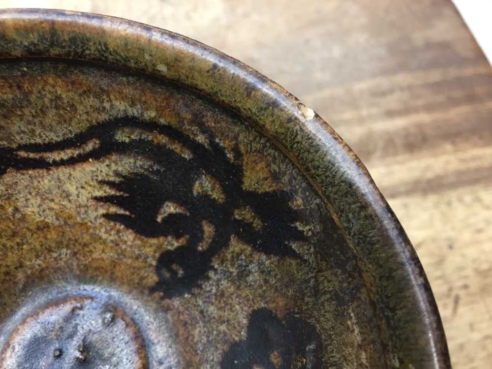 A CHINESE JIZHOU 'PAPER-CUT' TEA BOWL 宋 吉州窯剪紙貼鳳梅紋盞 - Image 9 of 13