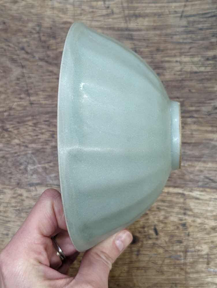 A CHINESE LONGQUAN CELADON 'LOTUS PETAL' BOWL 南宋或元 龍泉青釉蓮瓣盌 - Image 3 of 9