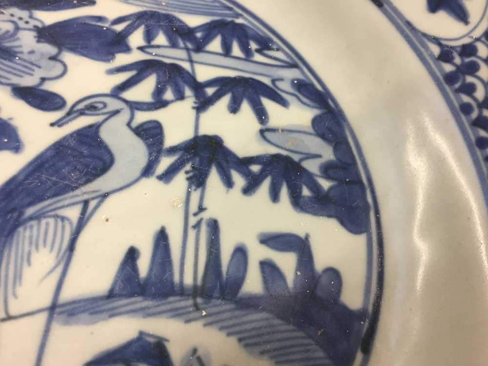 A CHINESE SWATOW BLUE AND WHITE 'PHOENIX' DISH 明 漳州青花鳳紋盤 - Image 5 of 10