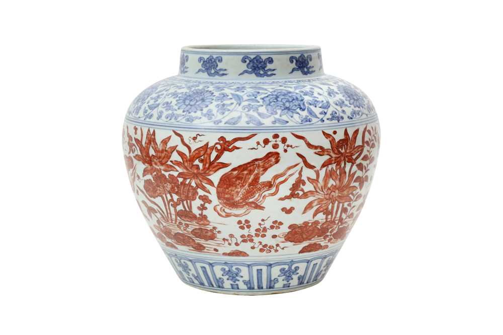 A CHINESE COPPER RED-ENAMELLED BLUE AND WHITE 'LOTUS POND' JAR 或為明 青花紅料蓮池罐 - Image 2 of 23