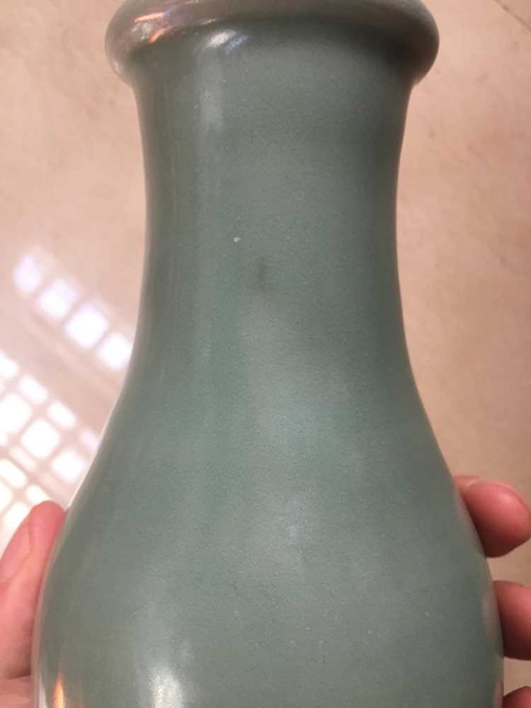 A CHINESE CELADON-GLAZED VASE 晚清或後期 青釉瓶 - Image 7 of 12